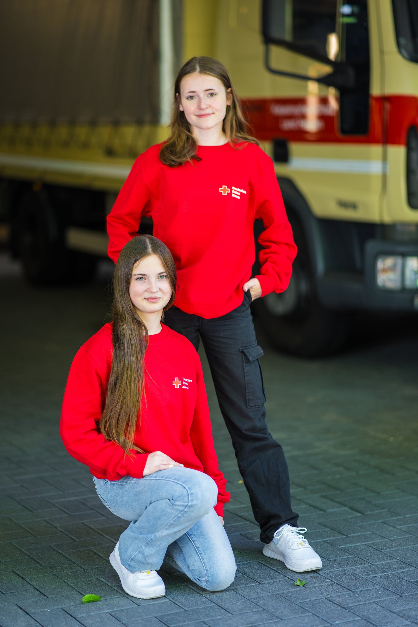 DRK-Sweatshirt mit Kompaktlogodruck auf Brust und Rücken