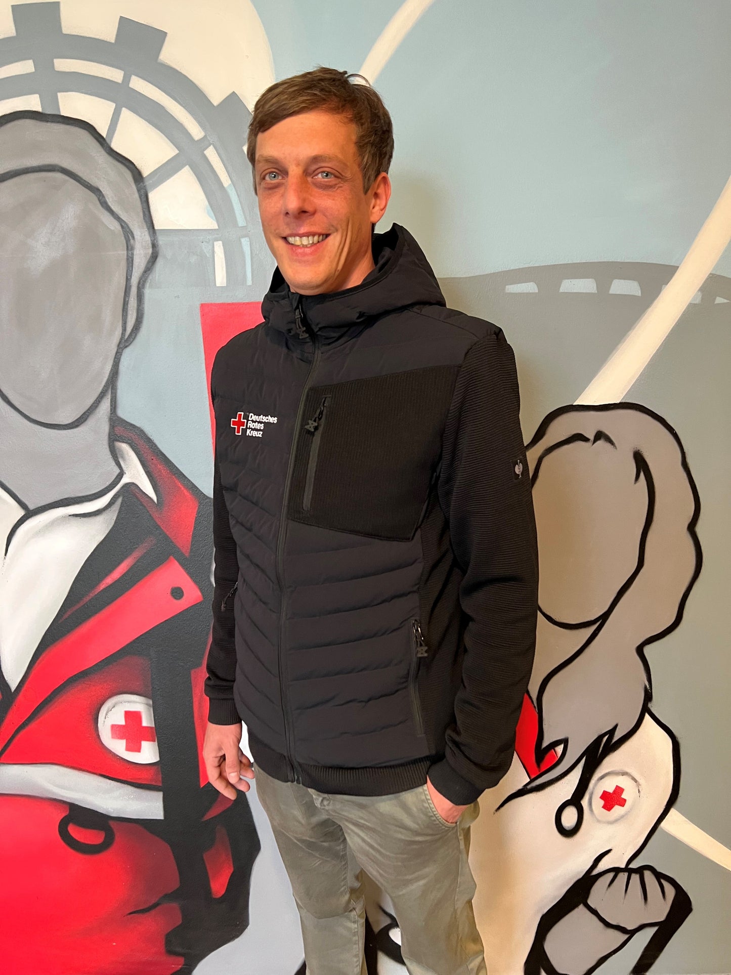 Herren Hybrid Kapuzenstrickjacke mit DRK Kompaktlogostick